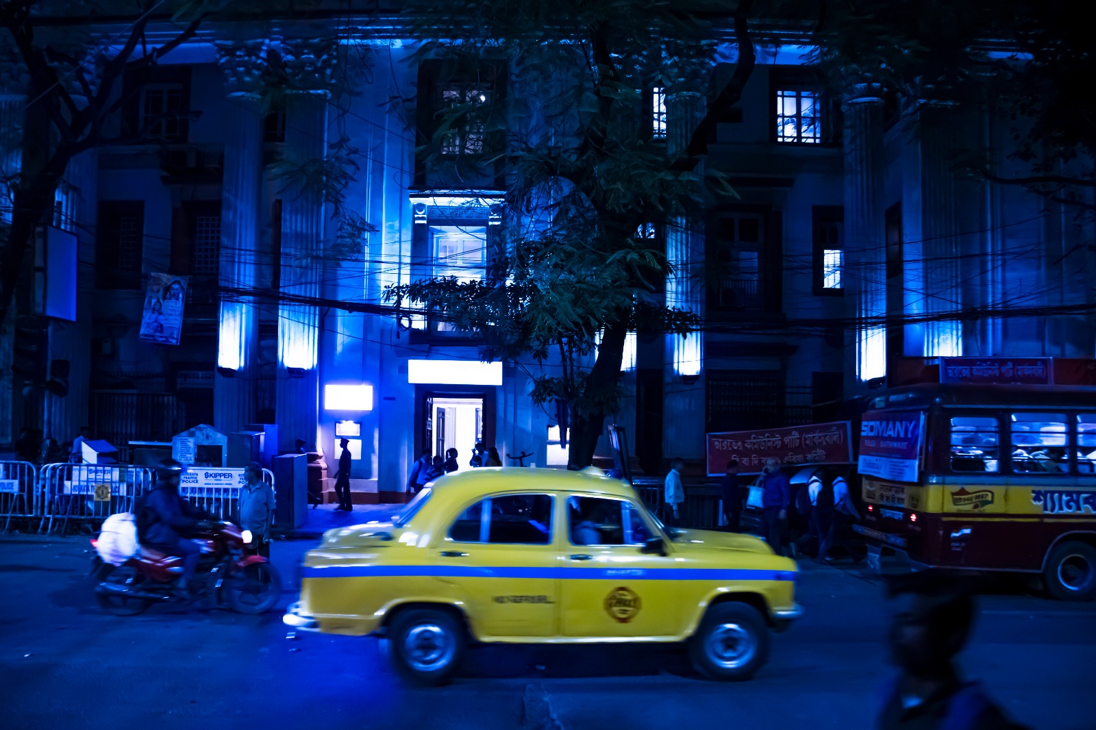 'এই আলোকসজ্জা মানুষকে কৌতূহলী করবে এবং প্রতিটি শিশুর জন্য শান্তি, সুযোগ, সমতা, নিরাপত্তা, মর্যাদা এবং অন্তর্ভুক্তিমূলক একটি বিশ্ব গড়ার গুরুত্ব সম্পর্কে সচেতনতা বাড়াবে,' বলেছেন ইউনিসেফের পশ্চিমবঙ্গের প্রধান ড. মনজুর হোসেন। তিনি আরও বলেছেন, 'এটি শিশুদের অধিকার নিশ্চিত করার বার্তা ছড়িয়ে দেবে।
